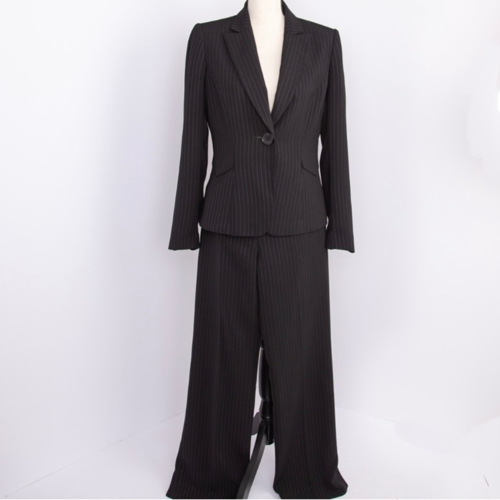 EVAN PICONE PETITE. Pinstripe Suit. Single button closure. faux front pockets.
